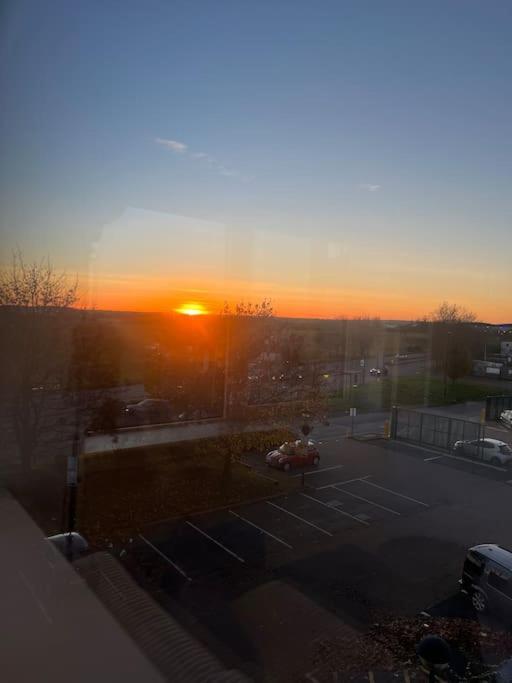 Luxx Apartment & Suites, London Heathrow Airport, Terminal 4, Piccadilly Underground Train Station Nearby! Hillingdon Exterior foto